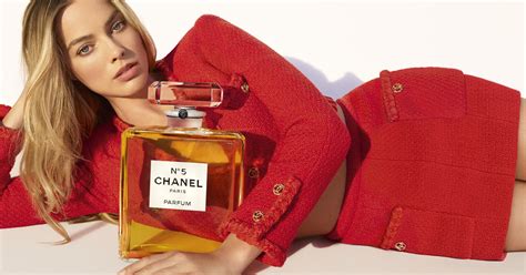 chanel n5 anuncio|Campaña CHANEL N°5 con Margot Robbie: ¡Nos vemos a las 5!.